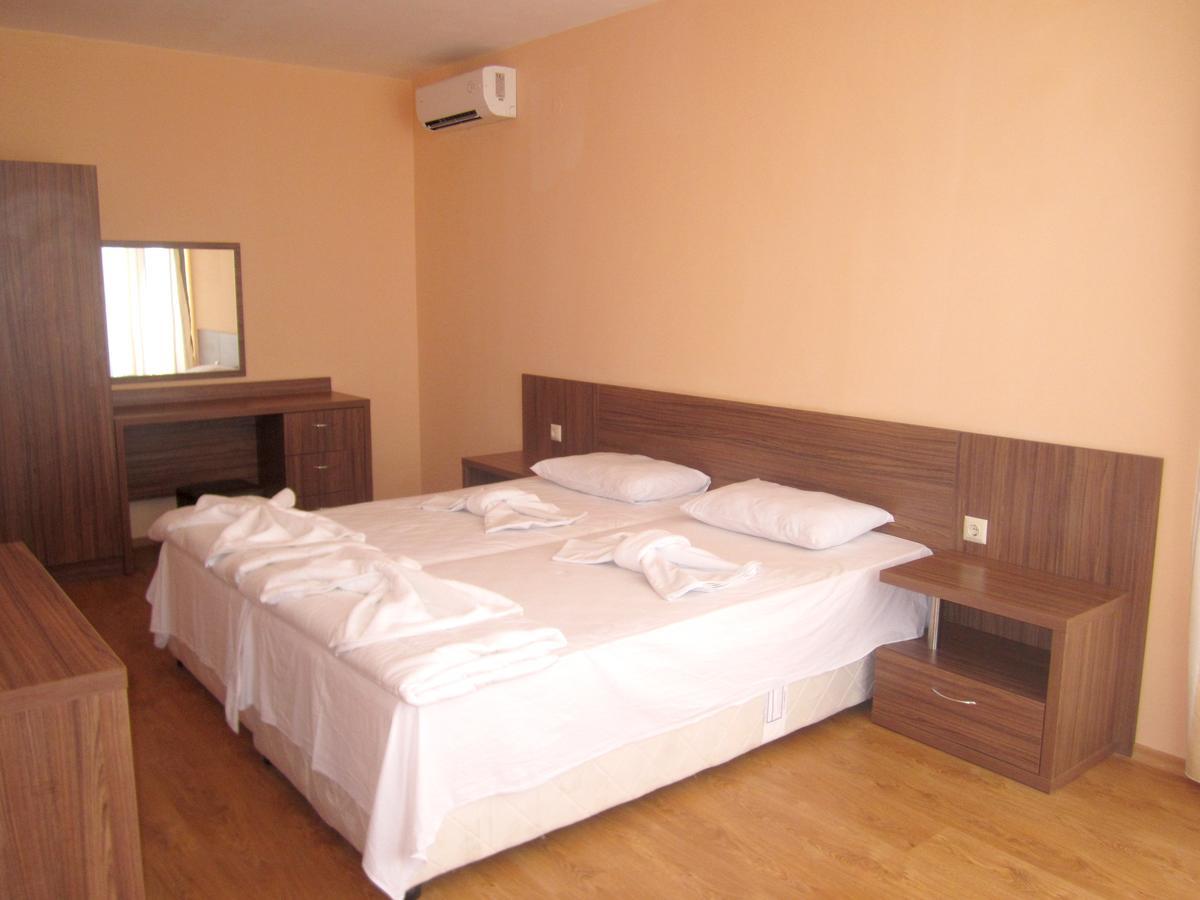 Hotel Coop Central Obzor Bagian luar foto